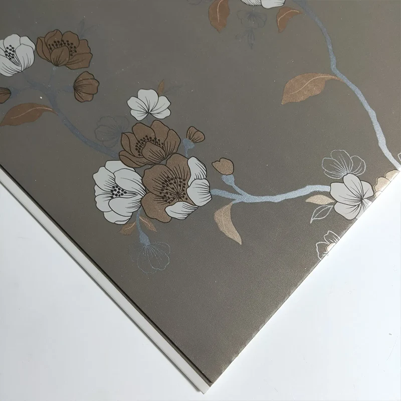 Como um painel de teto de PVC com estampagem a quente melhora o design de interiores e a durabilidade?